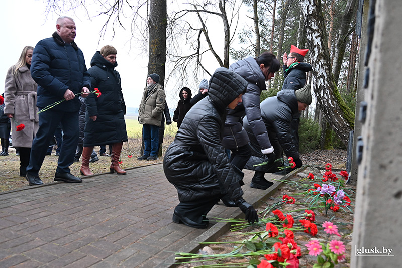 В Международный день памяти жертв преступления геноцида в Глуске почтили память погибших в годы войны