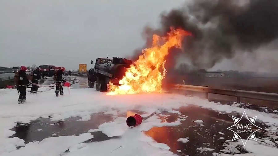 В Бобруйском районе на трассе загорелся бензовоз